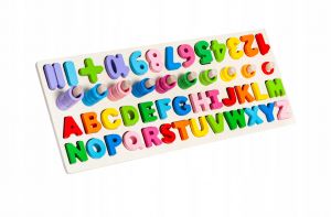 Drewniana układanka alfabet i cyfry 100 elementów literki bawi i uczy