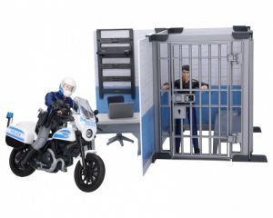 Komenda policji z policjantem na motorze i zatrzymanym